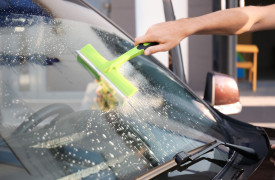 Škvrny od hmyzu? Jednoduché riešenia pre čistú karosériu a sklo
