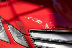 Ako sa zbaviť vtáčieho trusu na kapote bez poškodenia laku?